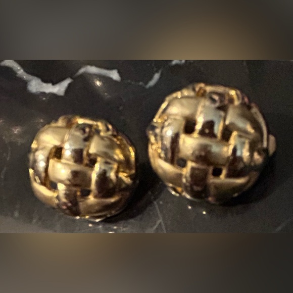 #(2). VINTAGE WOVEN BASKET DETAIL ROUND GOLD CLIP ON EARRINGS. - Picture 1 of 2